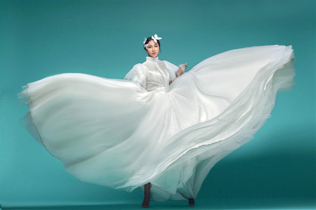 纯色背景婚纱照,更能凸显表情和情绪,你值得拥有